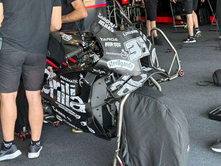 H Aprilia δοκιμάζει νέα πράγματα στις εργοστασιακές μοτοσυκλέτες